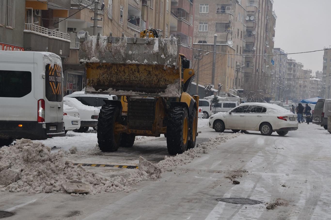 ​Diyarbakır’da etkili olan kar ve buzlanma özelikle yayaları rahatsız ediyor